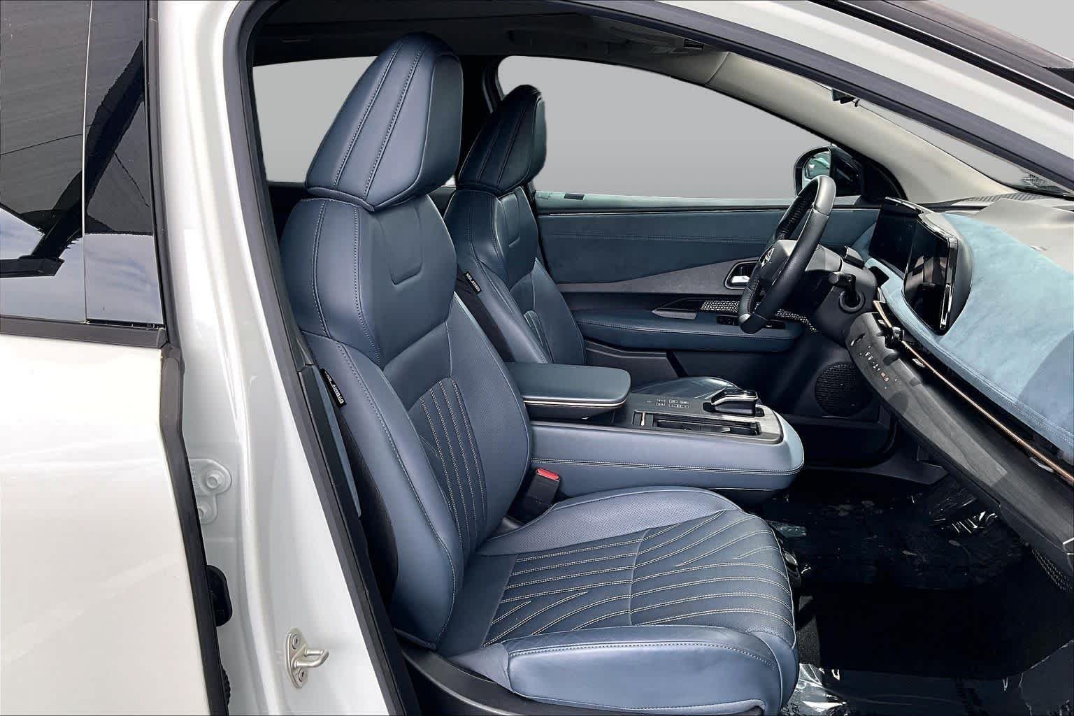 Used 2023 Everest White Pearl Tricoat/Black Diamond Pearl Nissan PLATINUM+ image 8