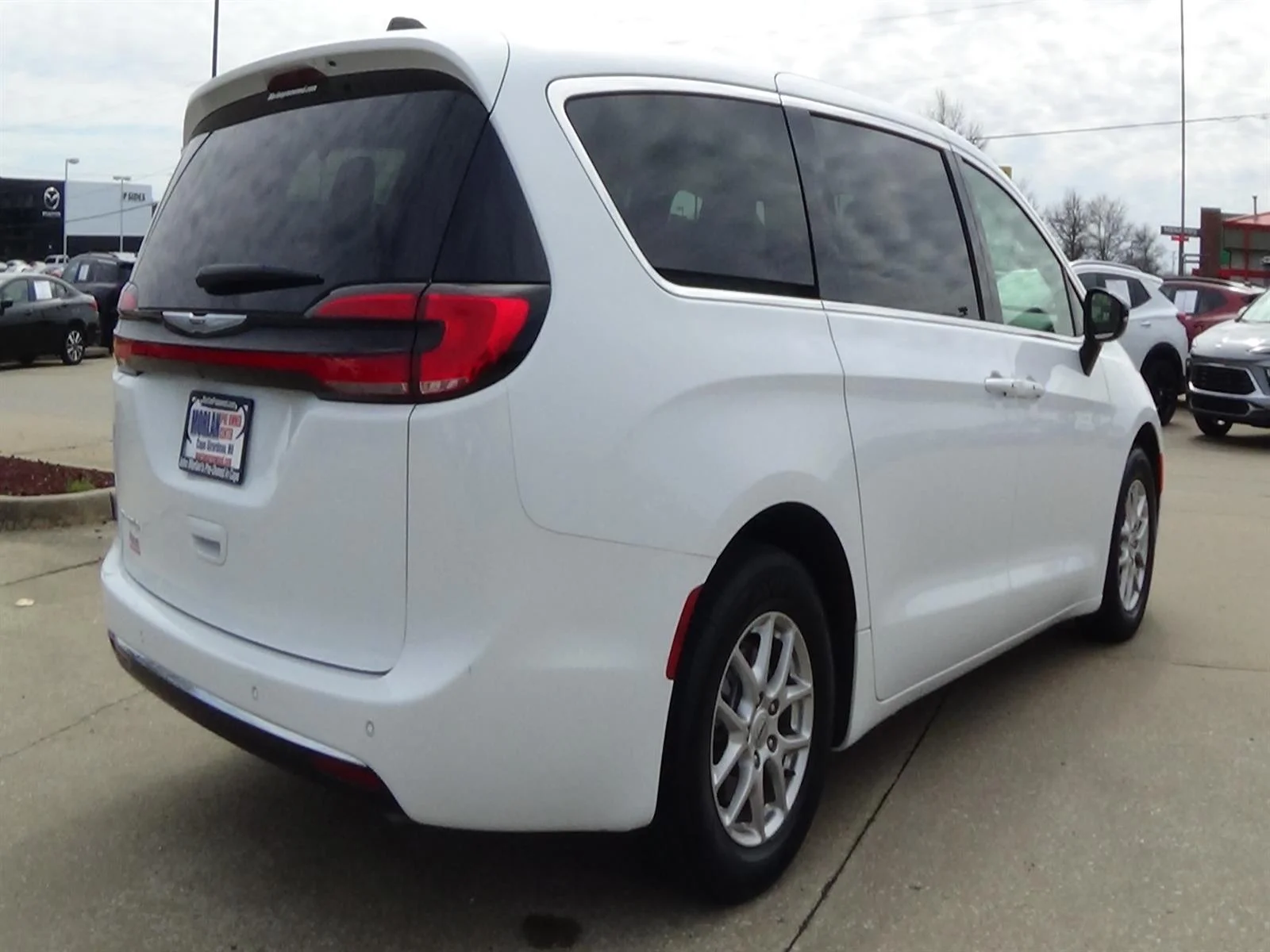 Used 2025 Bright White Clear Coat Chrysler Select image 6