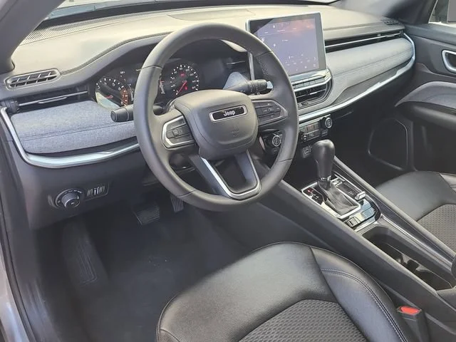 Used 2024 Silver Jeep Latitude image 18