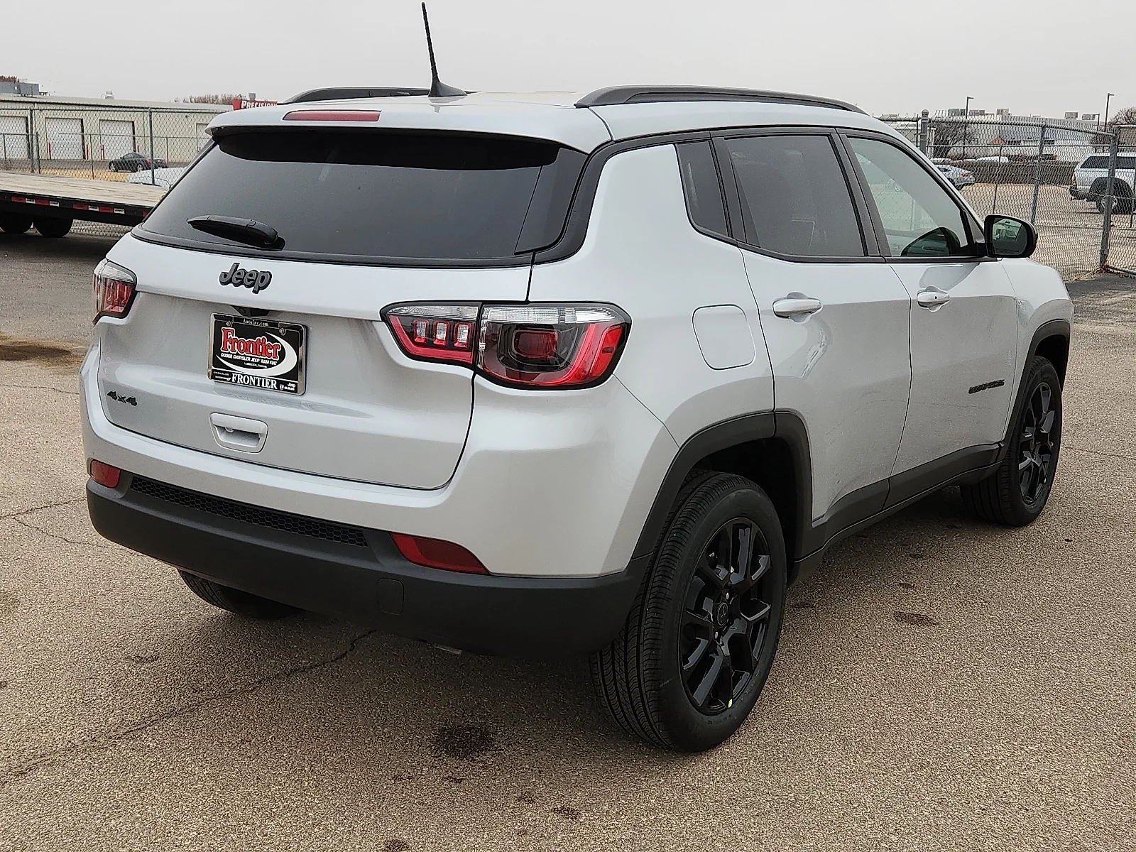 New 2026 Silver Zynith Metallic Clear-Coat  Paint Jeep LATITUDE ALTITUDE 4X4 image 4