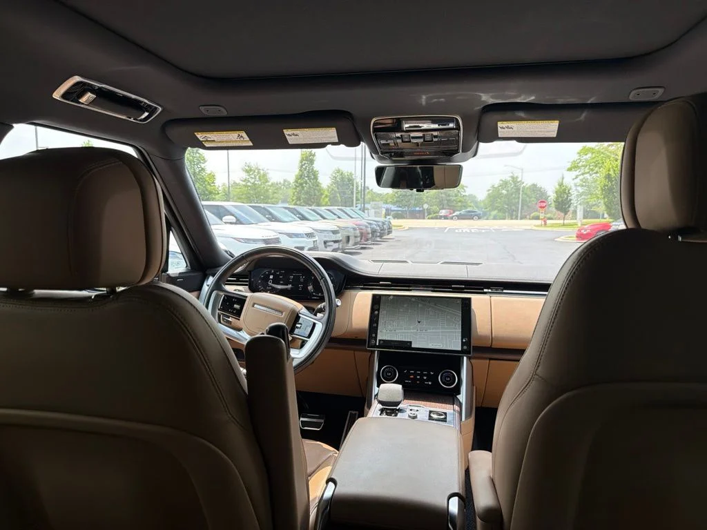 Used 2023  Land Rover SE image 13