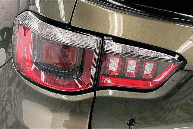 Used 2018 Olive Green Pearlcoat Jeep Sport image 32