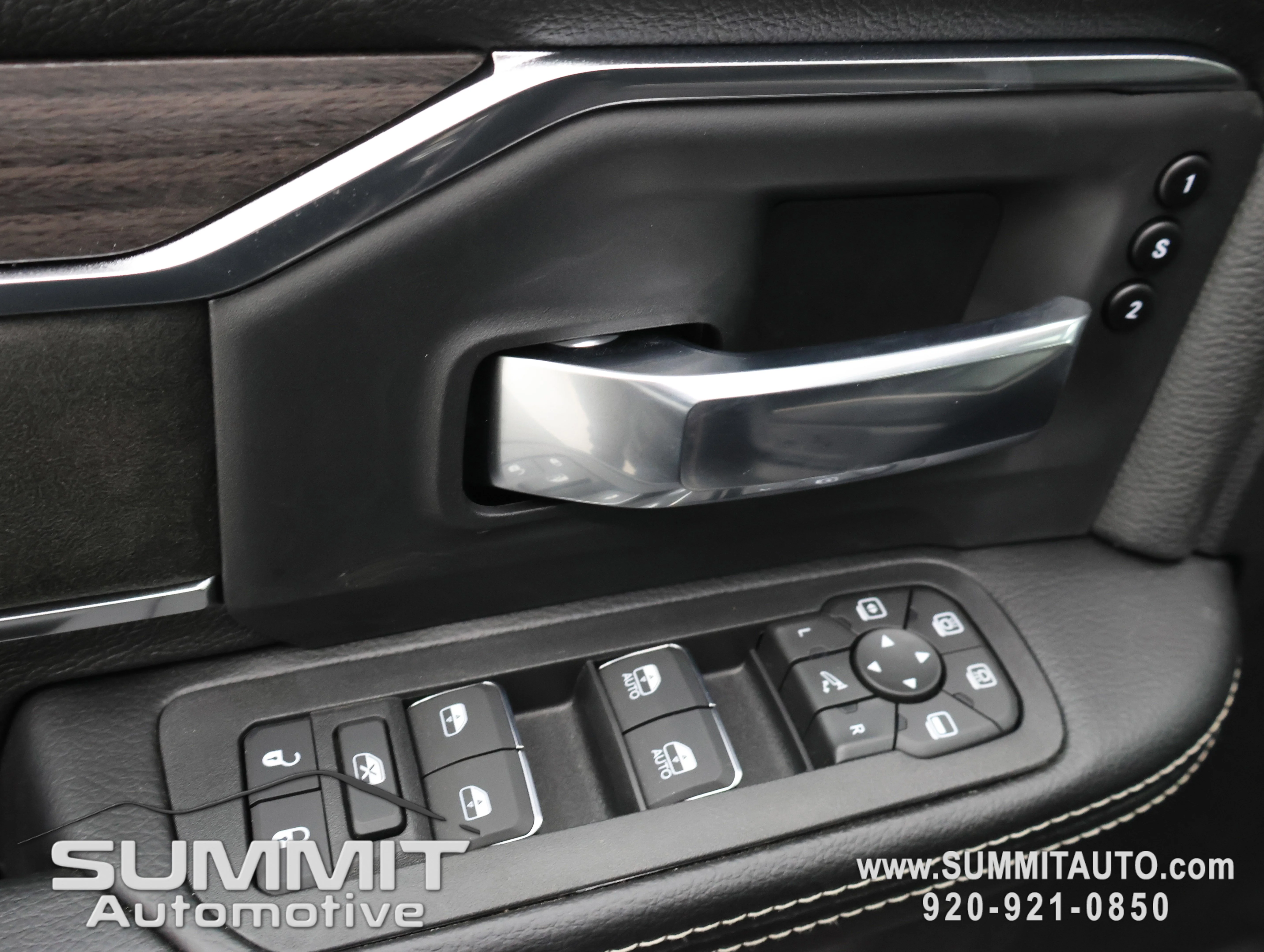 New 2026 Granite Crystal Metallic Clear-Coat Exterior Paint RAM Laramie image 43