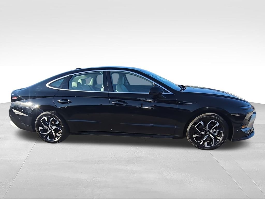Used 2024 Black Hyundai SEL image 9