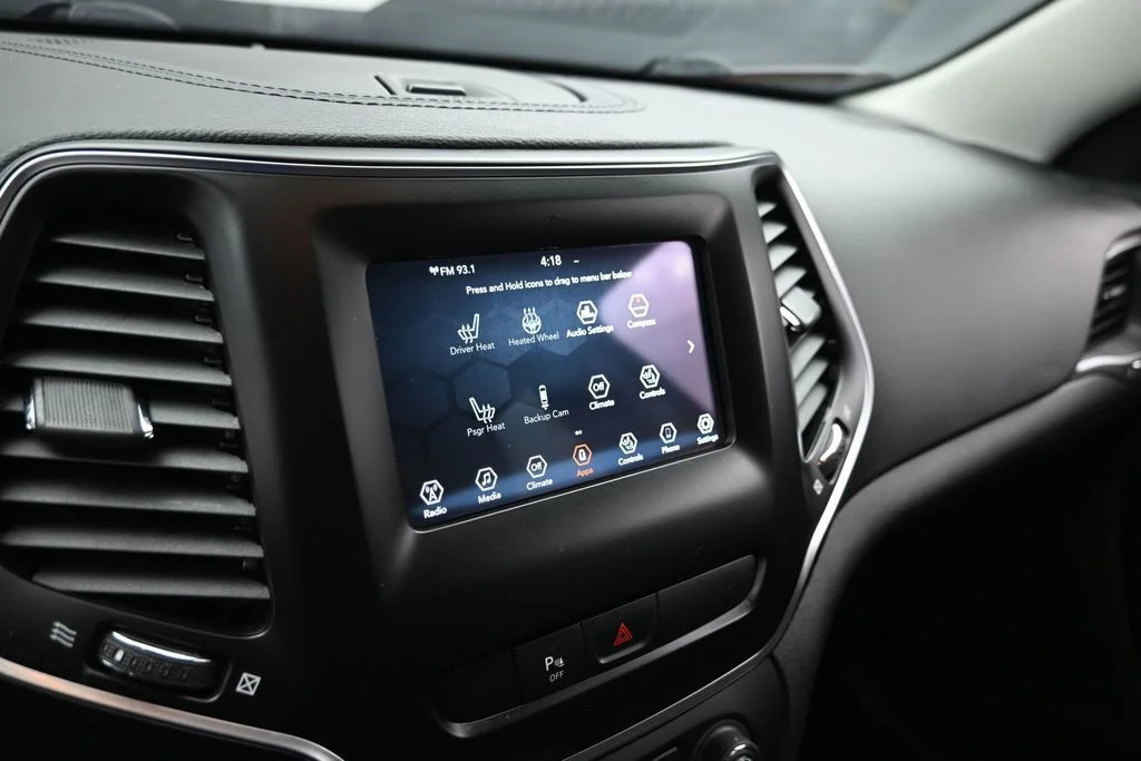 Used 2019 Gray Jeep Latitude Plus image 19