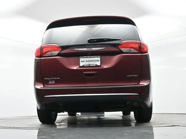 Used 2018 Velvet Red Pearlcoat Chrysler Limited image 27
