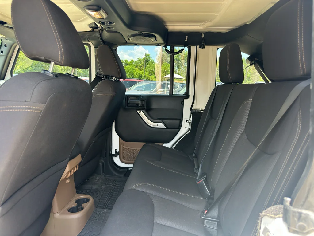 Used 2014 Bright White Clearcoat Jeep Sahara image 28