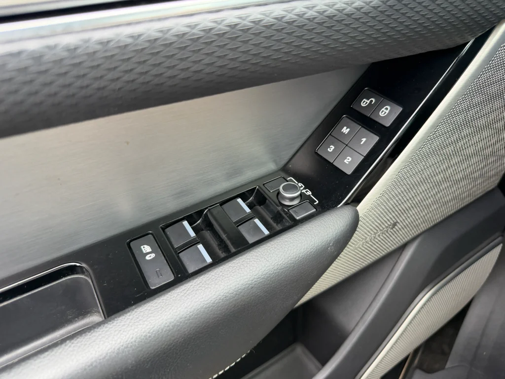 Used 2019 Corris Grey Metallic Land Rover R-Dynamic SE image 26
