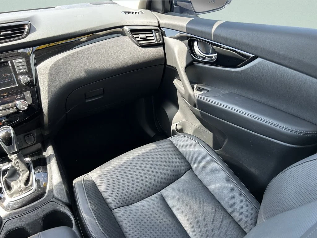 Used 2021 White Nissan SL image 20