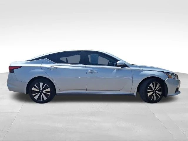 Used 2022 Silver Nissan 2.5 SV image 9