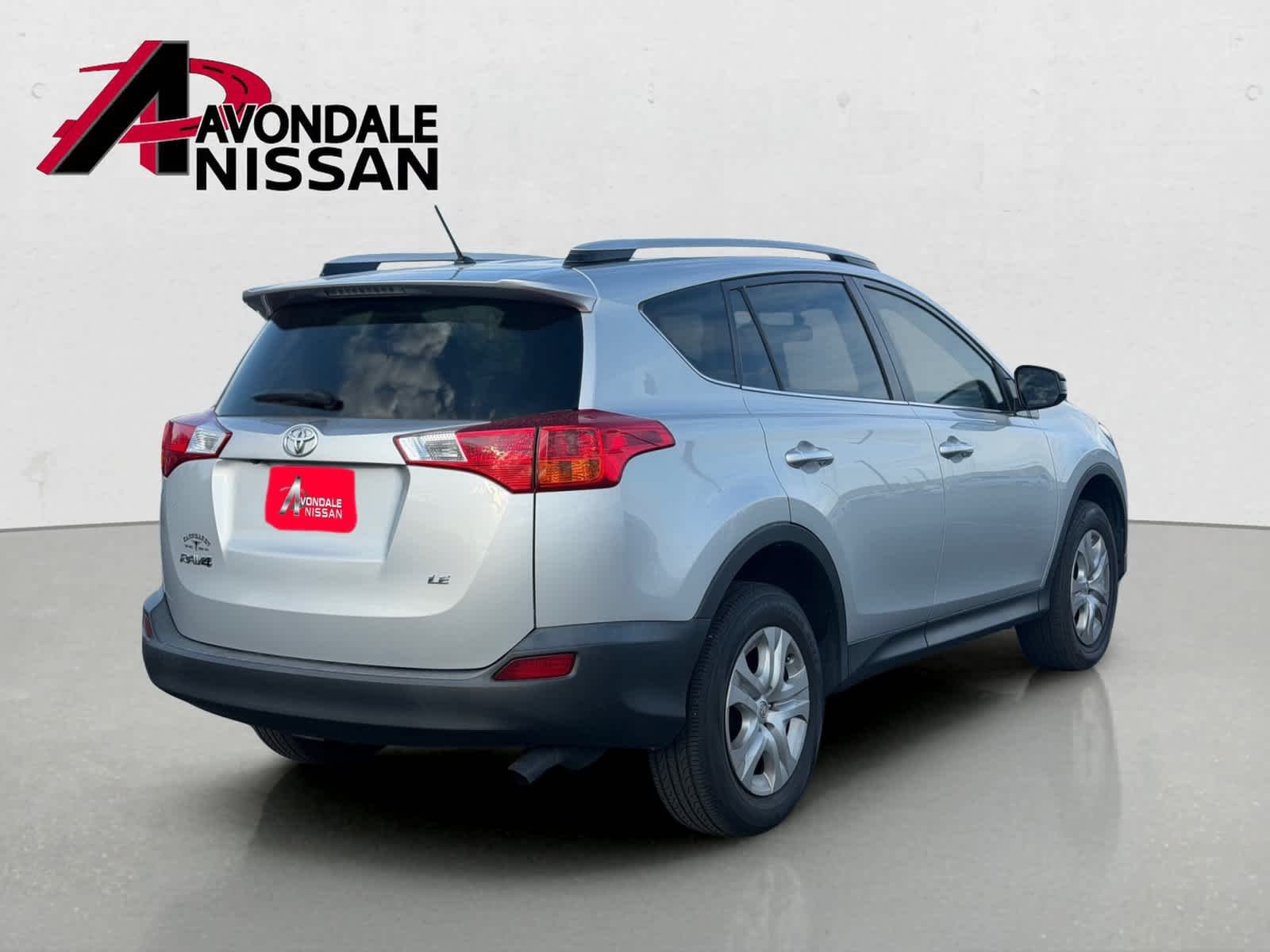 Used 2014 Classic Silver Metallic Toyota LE image 3