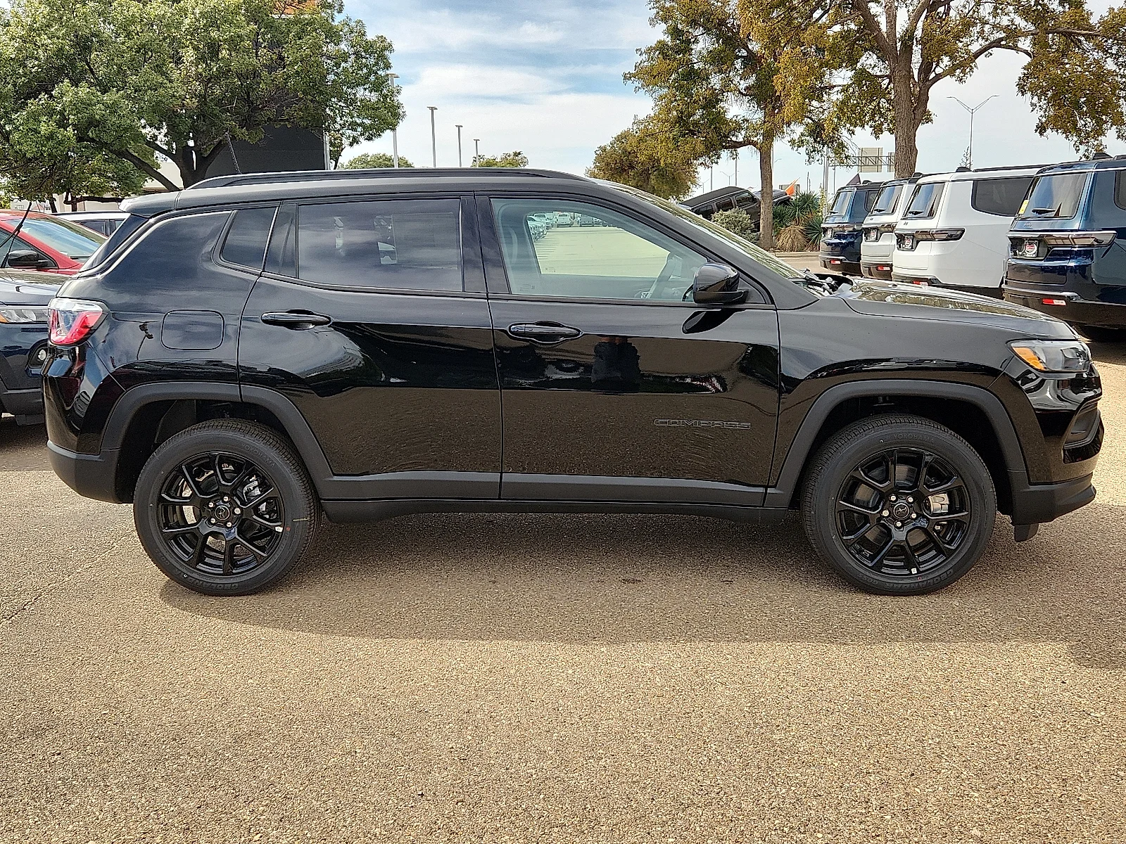 New 2027 Diamond Black Crystal Pearl-Coat Paint Jeep LATITUDE ALTITUDE 4X4 image 5