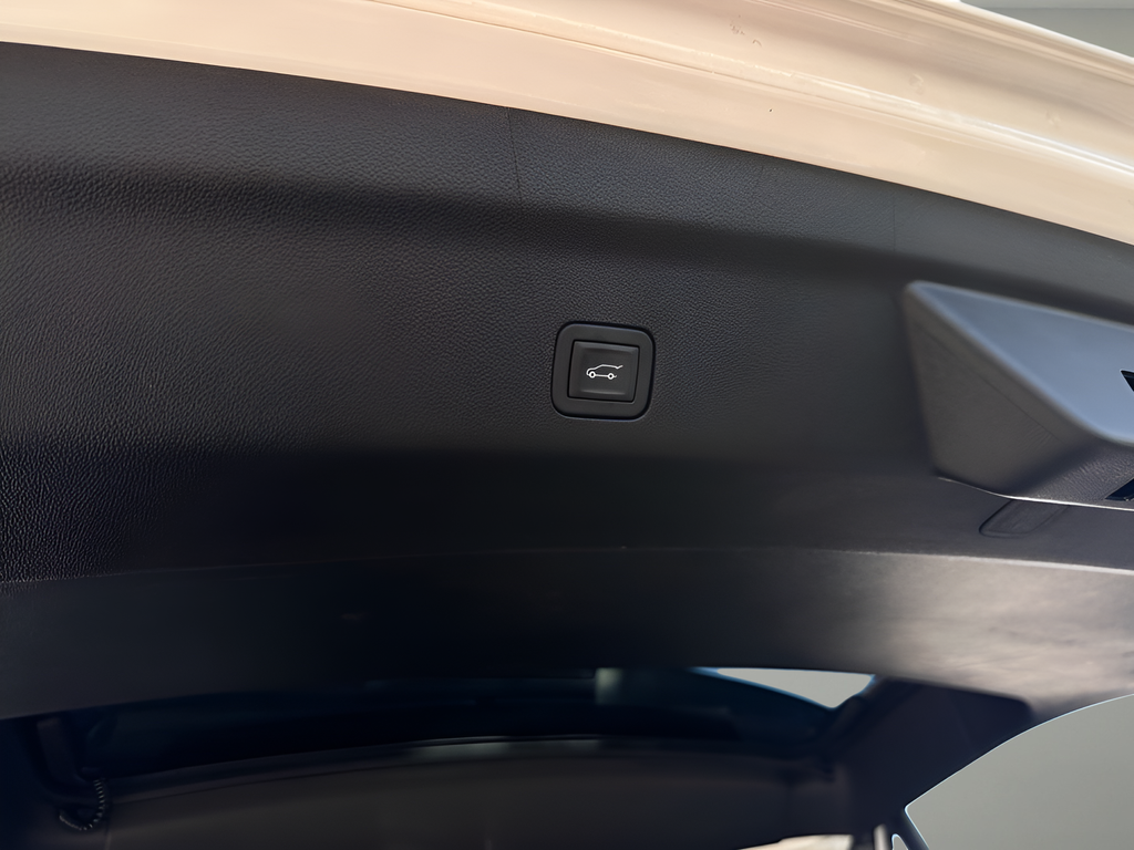 Used 2025 White Cadillac V-Series image 28