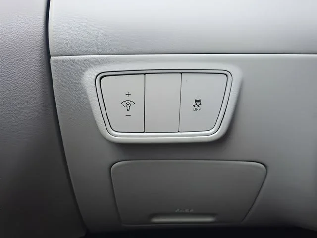 Used 2023 Black Hyundai SE image 15
