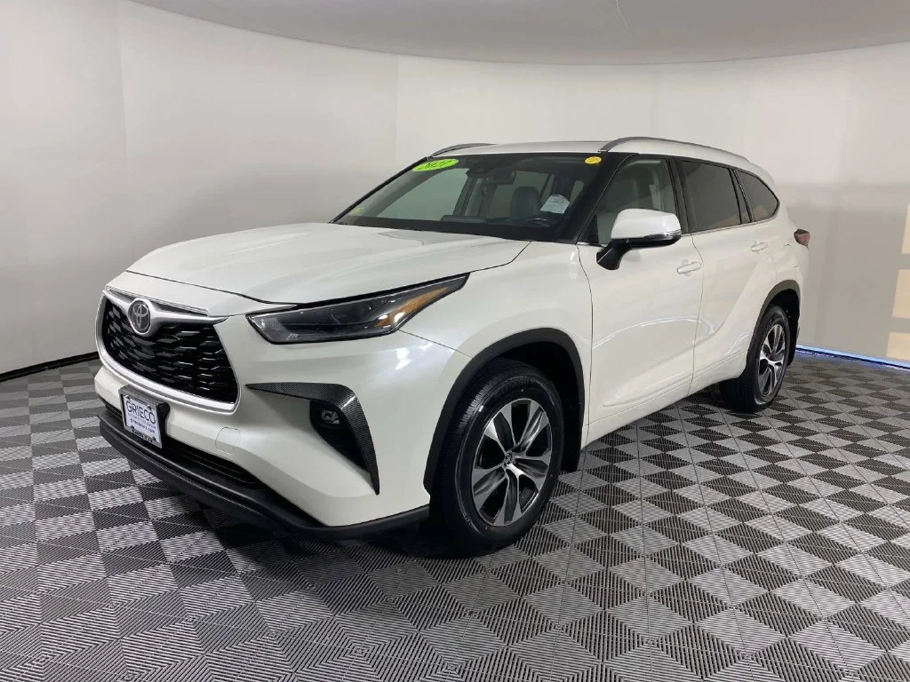 Used 2021 Blizzard Pearl Toyota XLE image 4