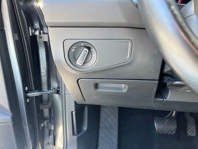 Used 2018 Gray Volkswagen 2.0T SEL Premium image 33