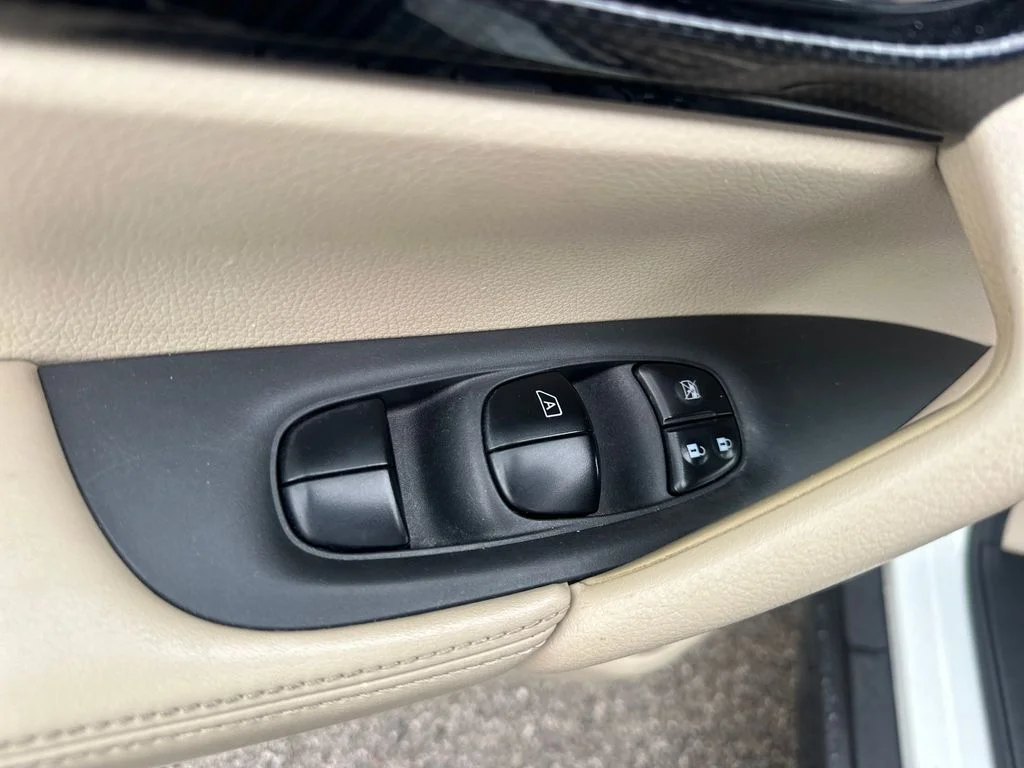 Used 2017 White Nissan SL image 13