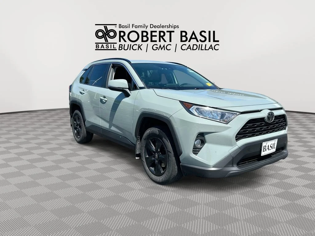 Used 2020  Toyota XLE image 2