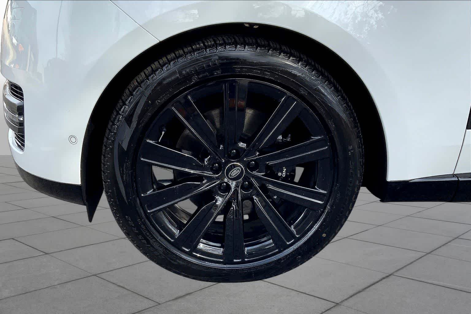 Used 2023 Fuji White Land Rover SE image 10