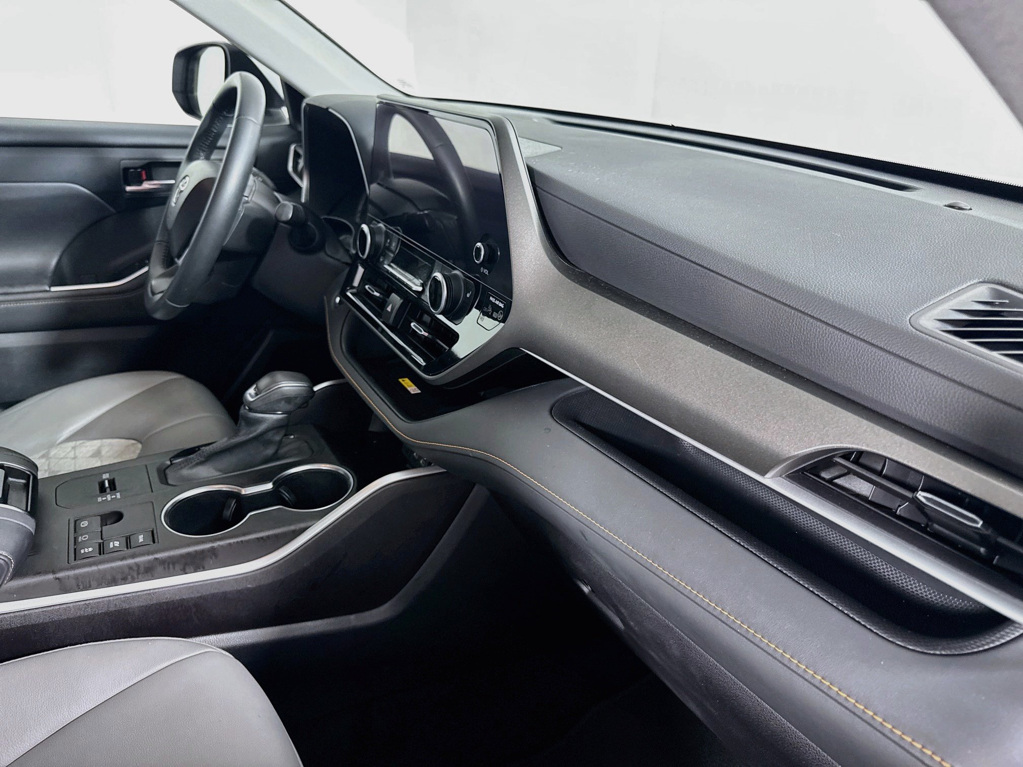 Used 2023 Wind Chill Pearl Toyota Hybrid Bronze Edition image 27