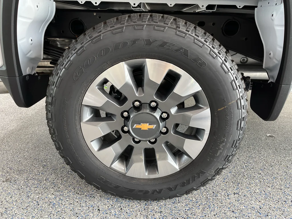 New 2026 Summit White Chevrolet Custom image 28
