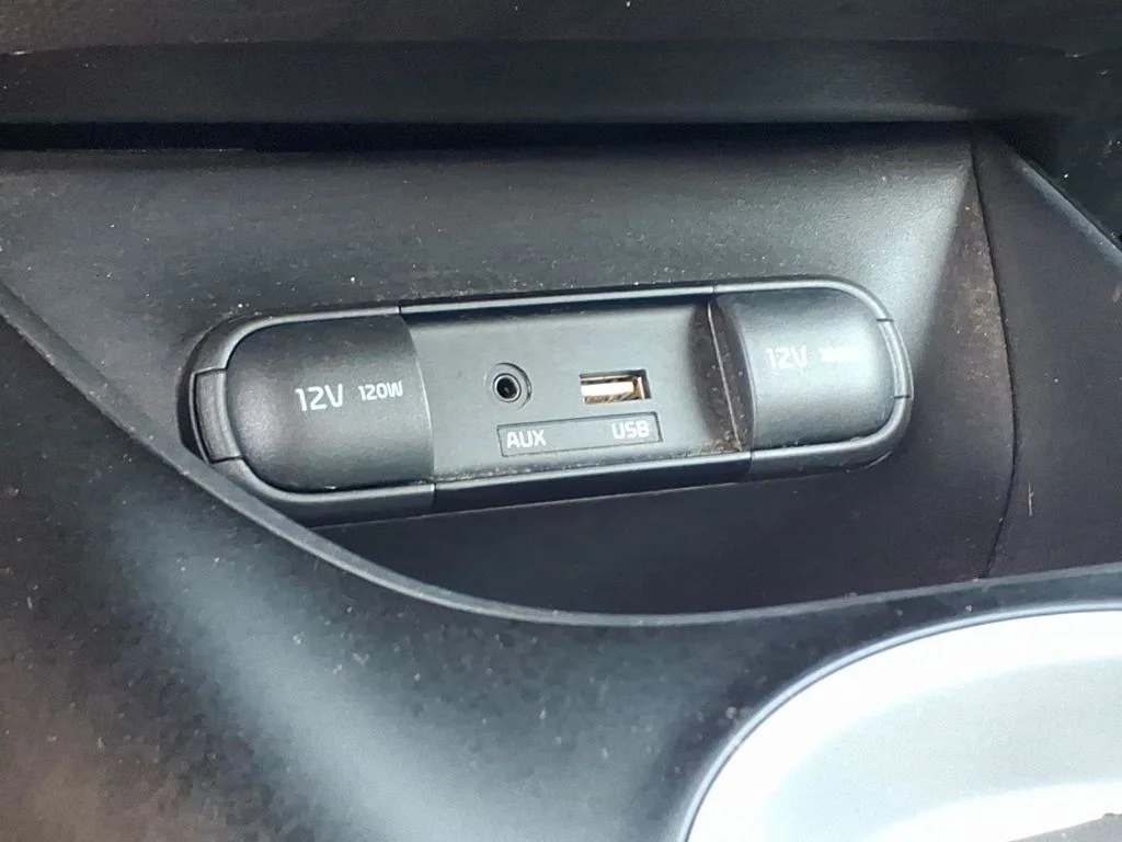 Used 2018 White Kia Base image 10