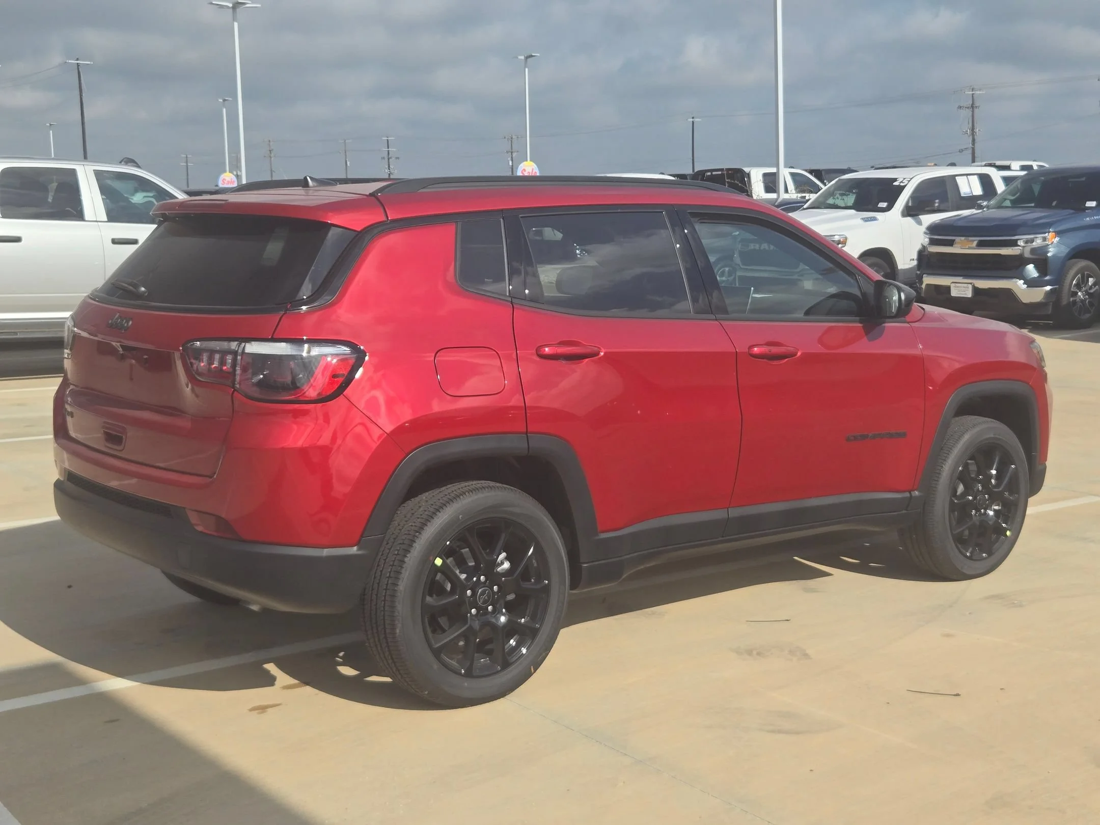 New 2026 Red Hot Pearl-Coat Exterior Paint Jeep Latitude image 3