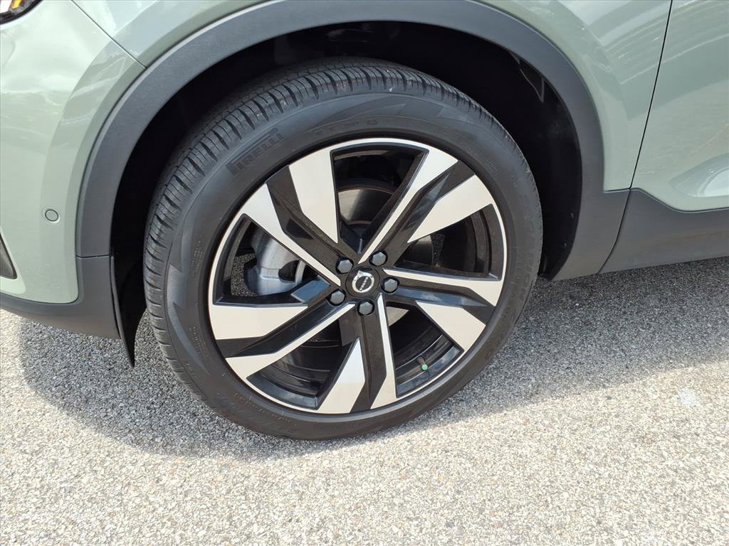Certified Used 2025 Sage Green Metallic Volvo Ultra Dark Theme image 9
