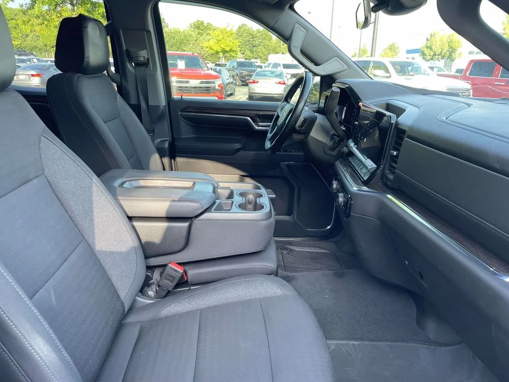 Used 2024 Summit White Chevrolet RST image 9