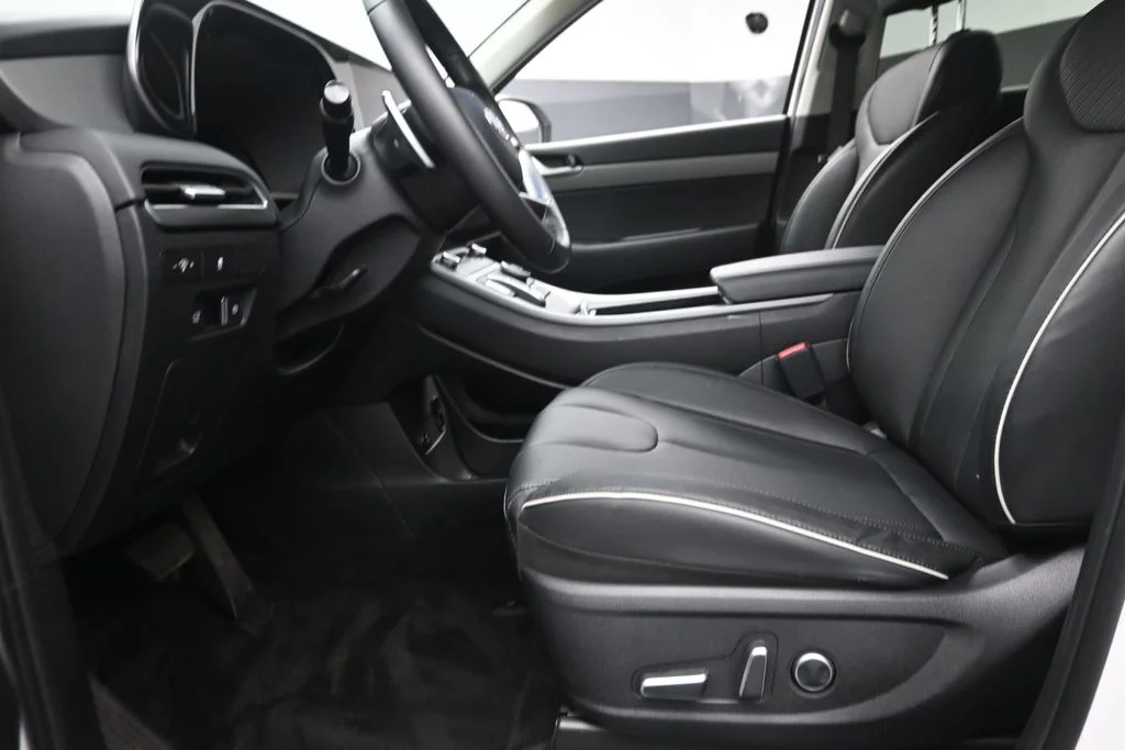 Used 2025 White Hyundai SEL image 17