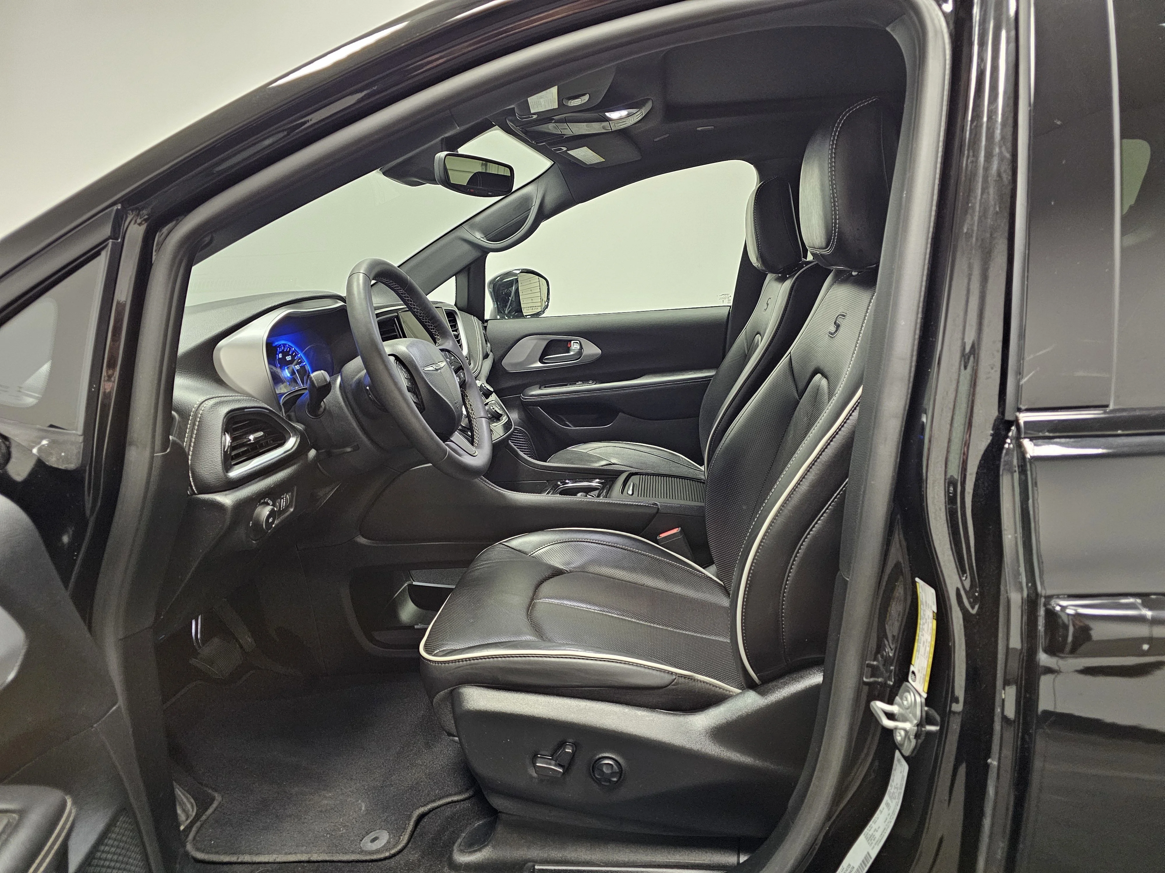 Used 2025 Diamond Black Crystal Pearlcoat Chrysler Limited image 18