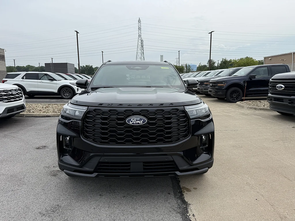 New 2027 Agate Black Metallic Ford ST-Line image 2