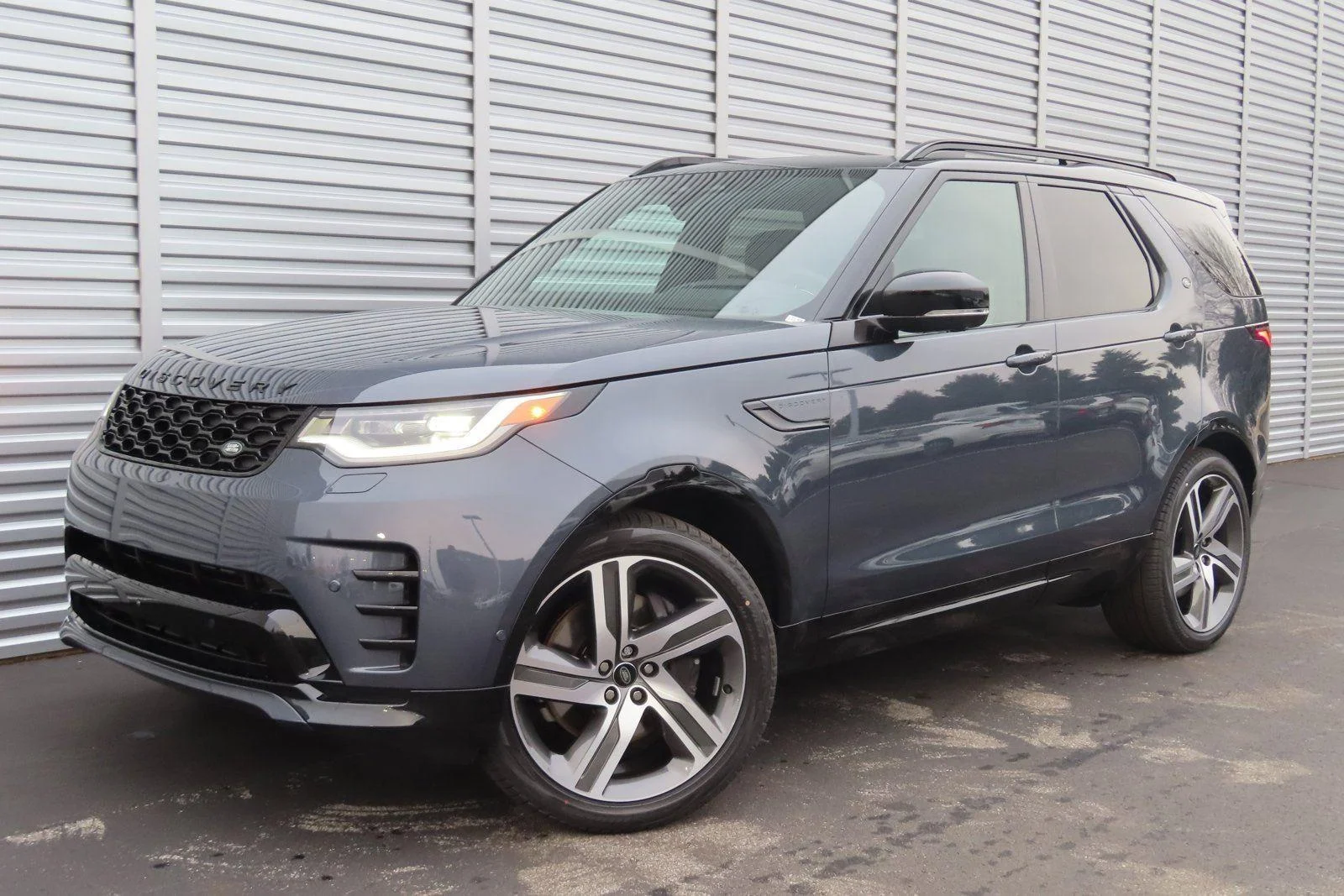 2024 Land Rover Discovery P360 Dynamic SE's photo