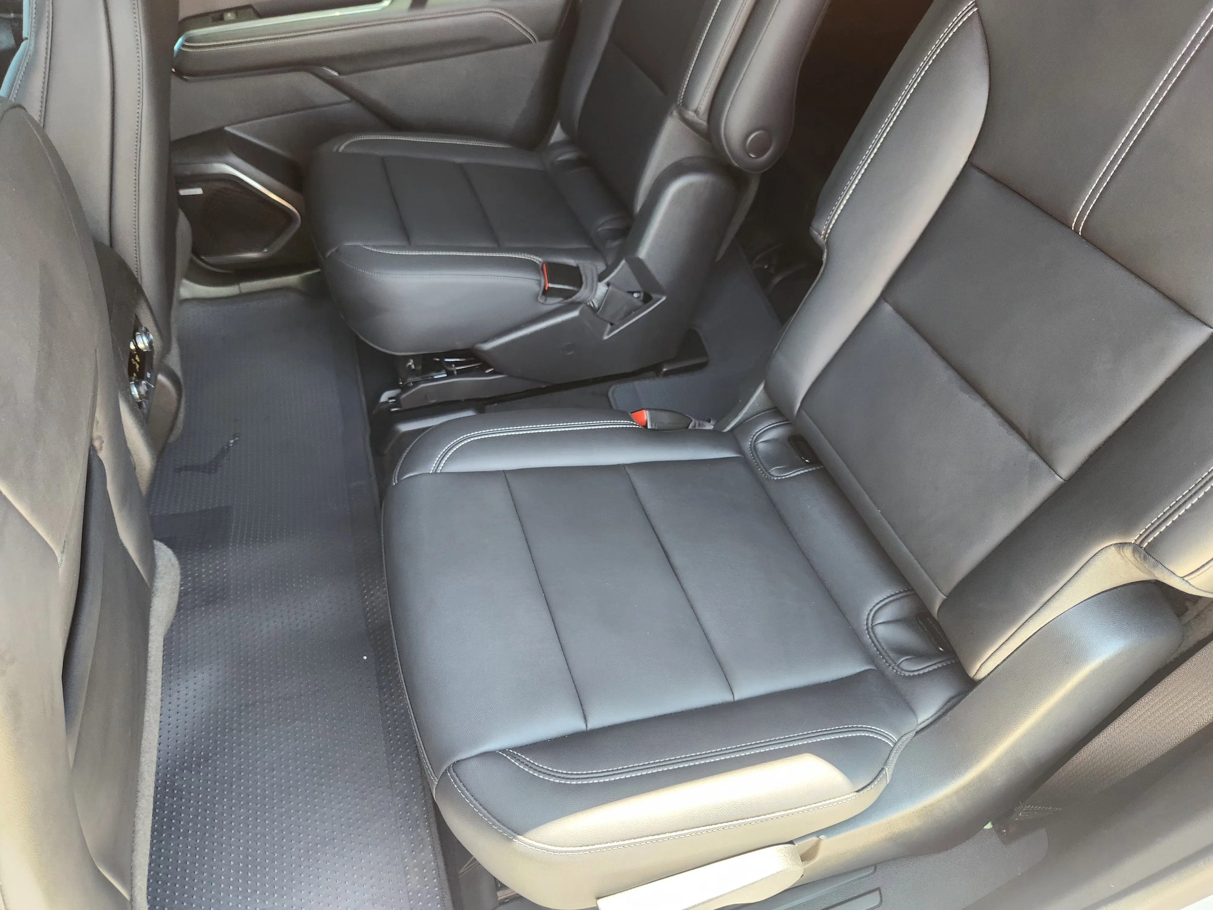 Used 2024 Summit White GMC Elevation image 30