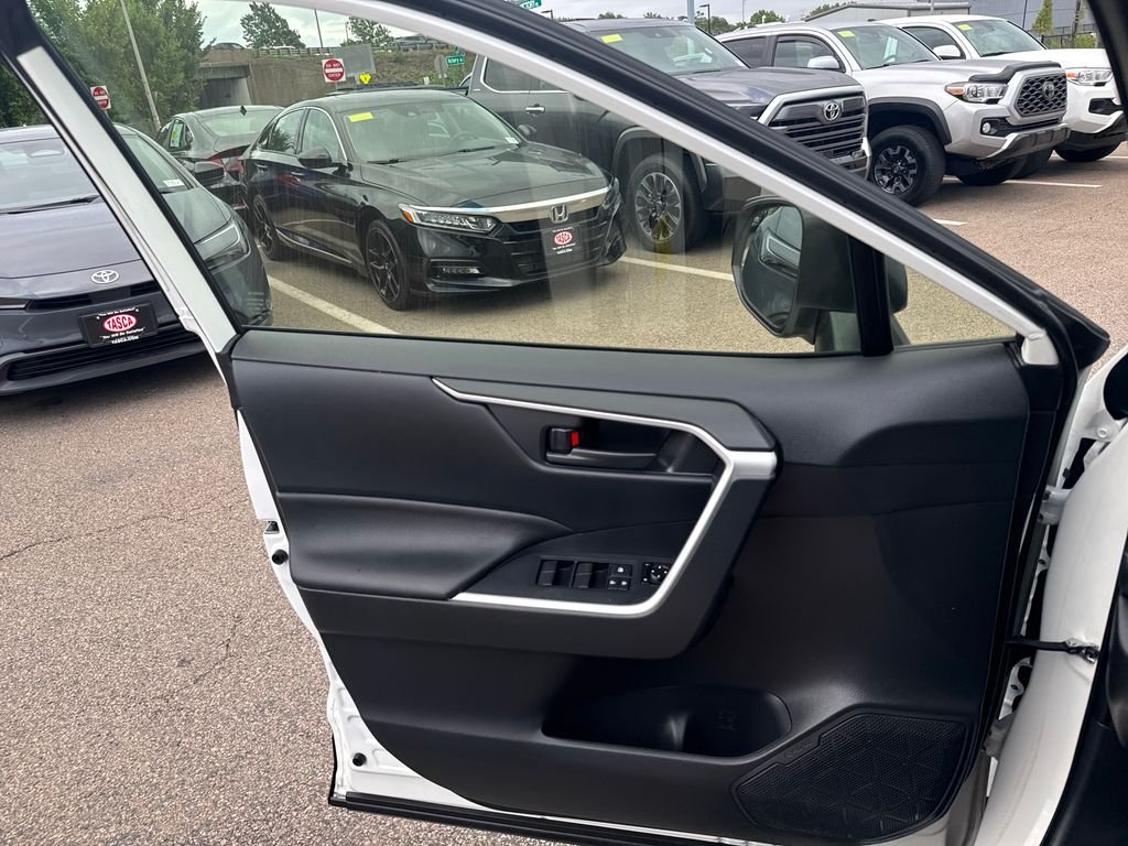 Used 2025 White Toyota LE image 32