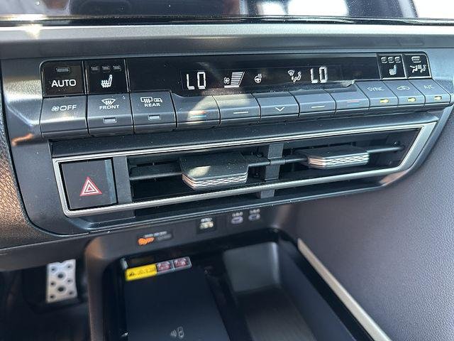 Certified Used 2025 WIND CHILL PEARL Toyota  image 31