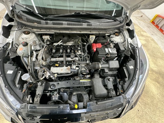 Used 2022 White Nissan SR image 18