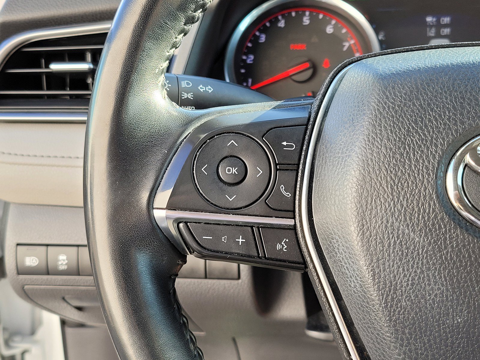 Used 2020 WIND CHILL PEARL Toyota XSE image 25