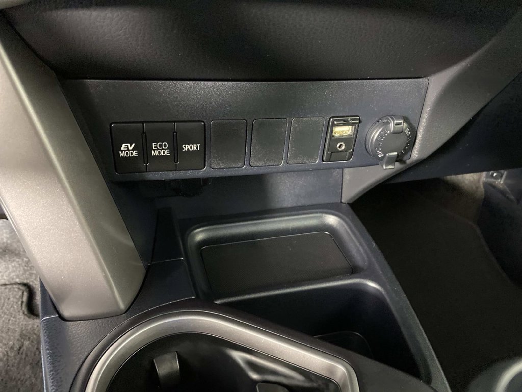 Used 2016 White Toyota XLE image 22