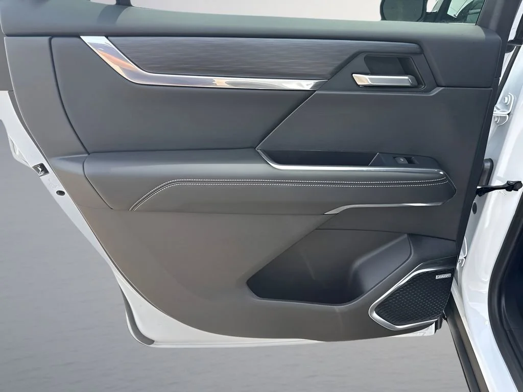Used 2024 Summit White GMC Elevation image 30
