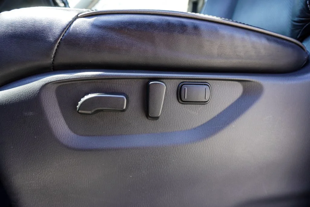 Used 2023 White INFINITI LUXE image 7