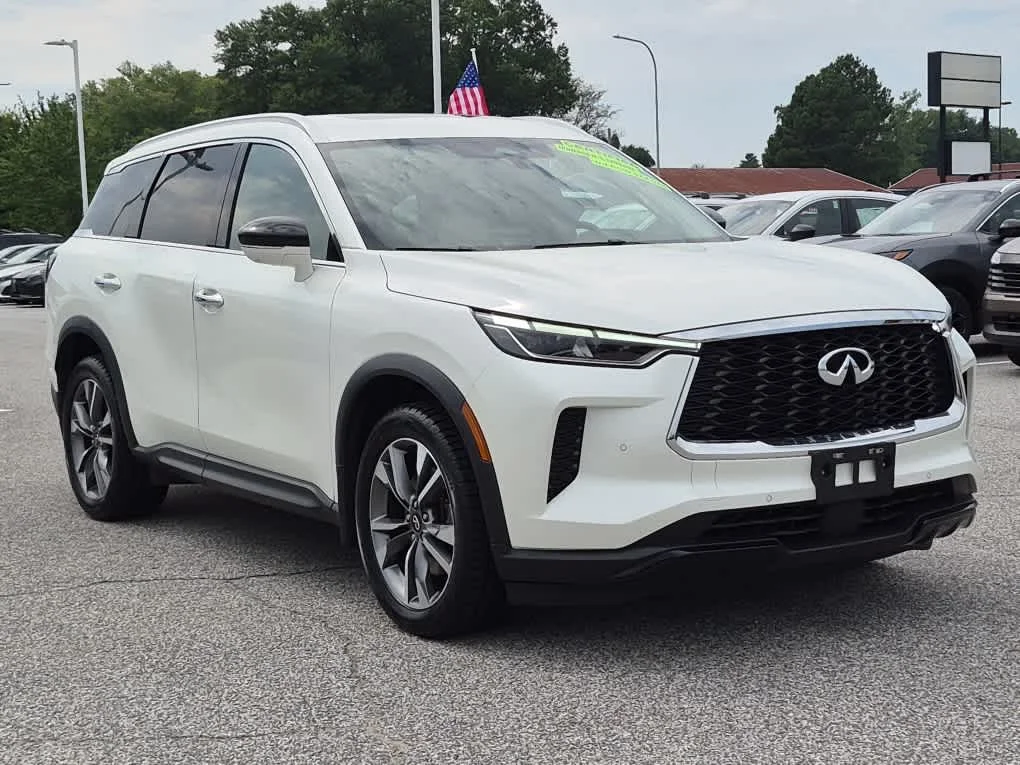 Certified Used 2023 Majestic White INFINITI LUXE image 2