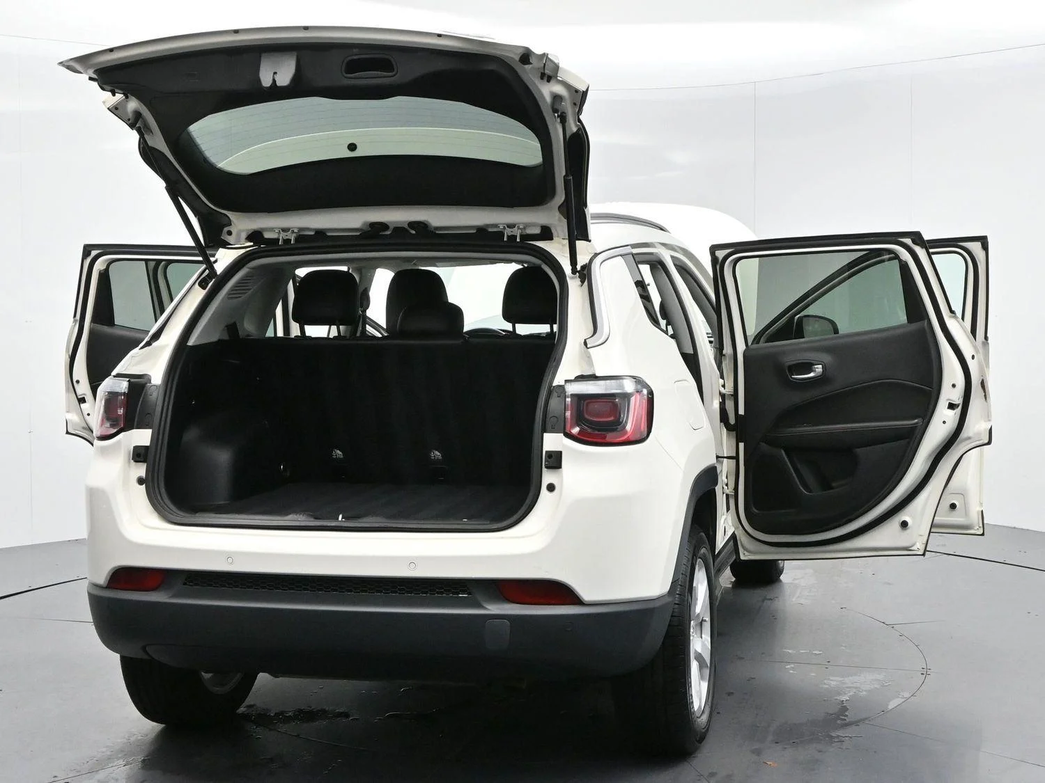 Used 2019 White Clearcoat Jeep Latitude image 41