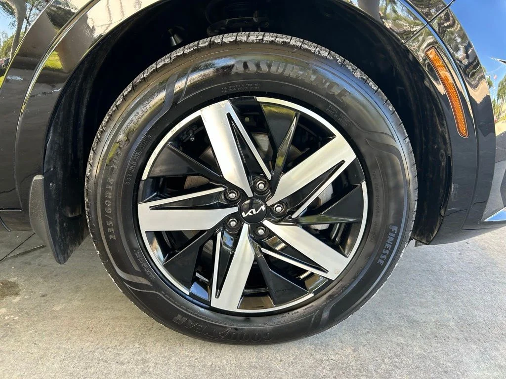 Used 2022 Black Kia EX image 21