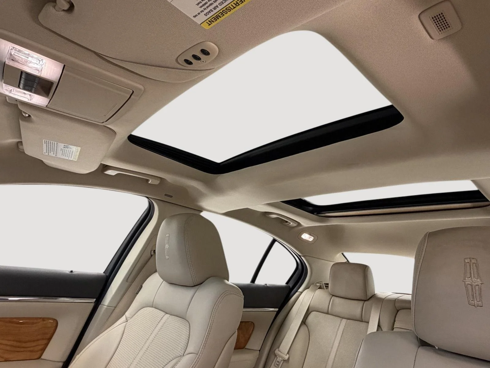 Used 2011 White Platinum Metallic Tri-Coat Lincoln Base image 4