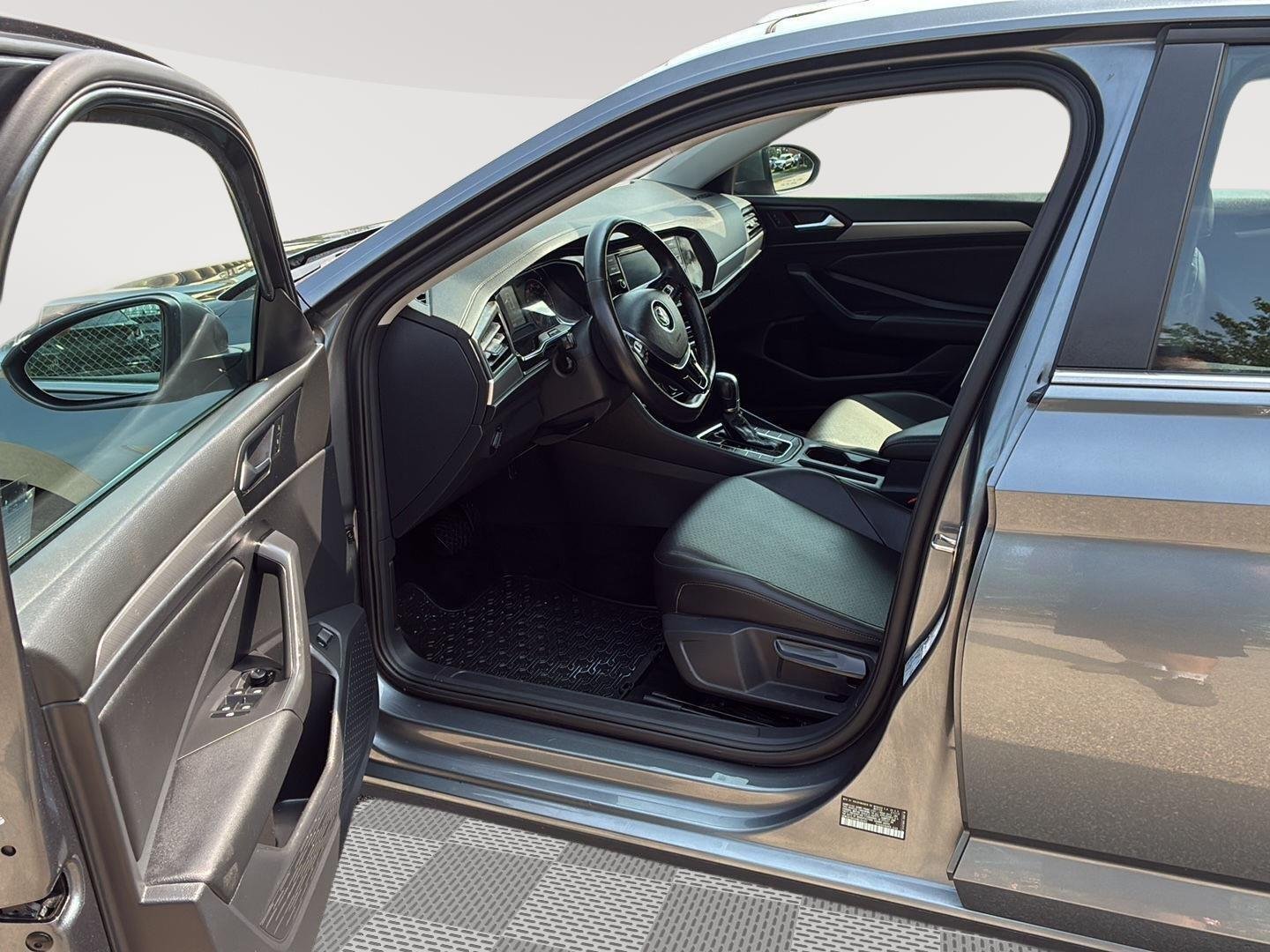 Used 2019 Platinum Gray Metallic Volkswagen SE image 32