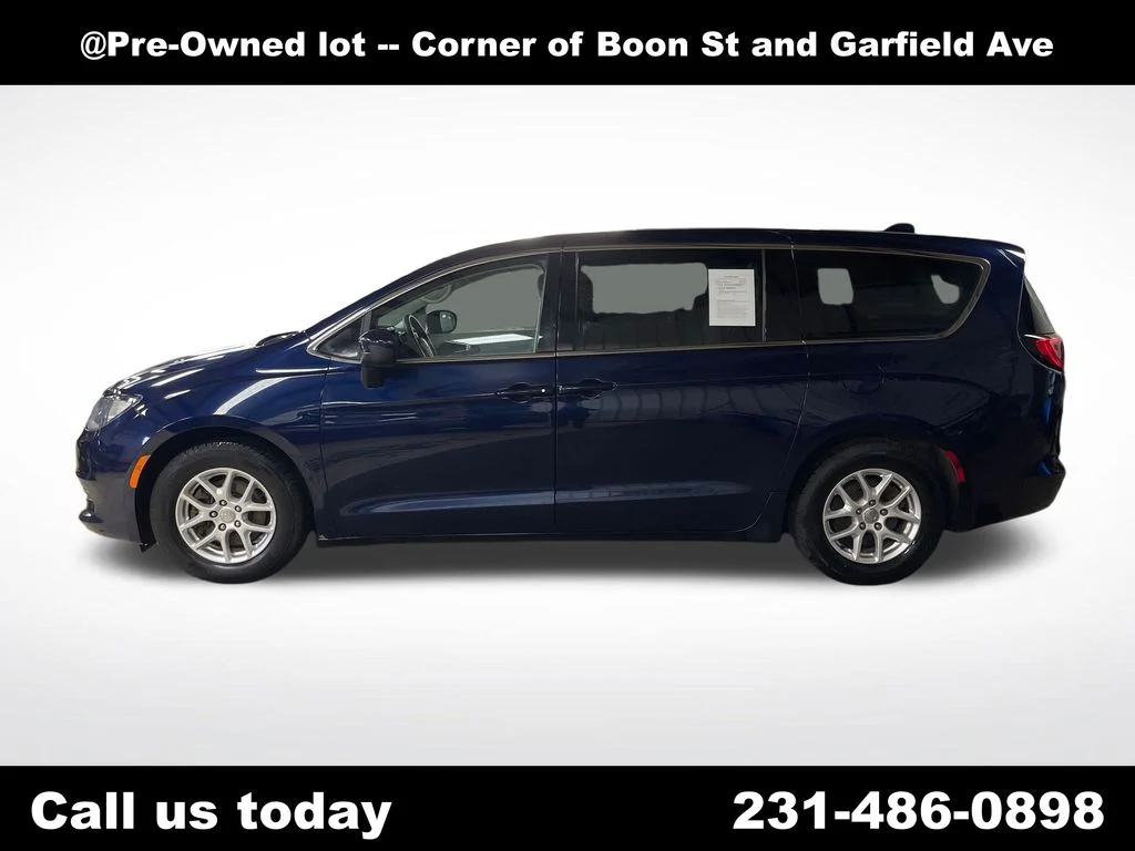 Used 2017 Blue Chrysler LX image 2
