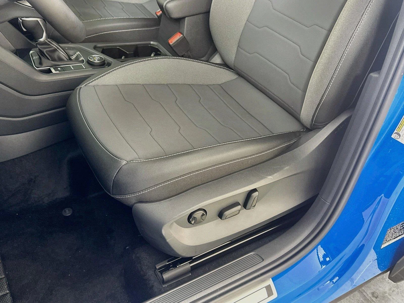 New 2026 Cornflower Blue w/Deep Black Roof Volkswagen SE Black image 18
