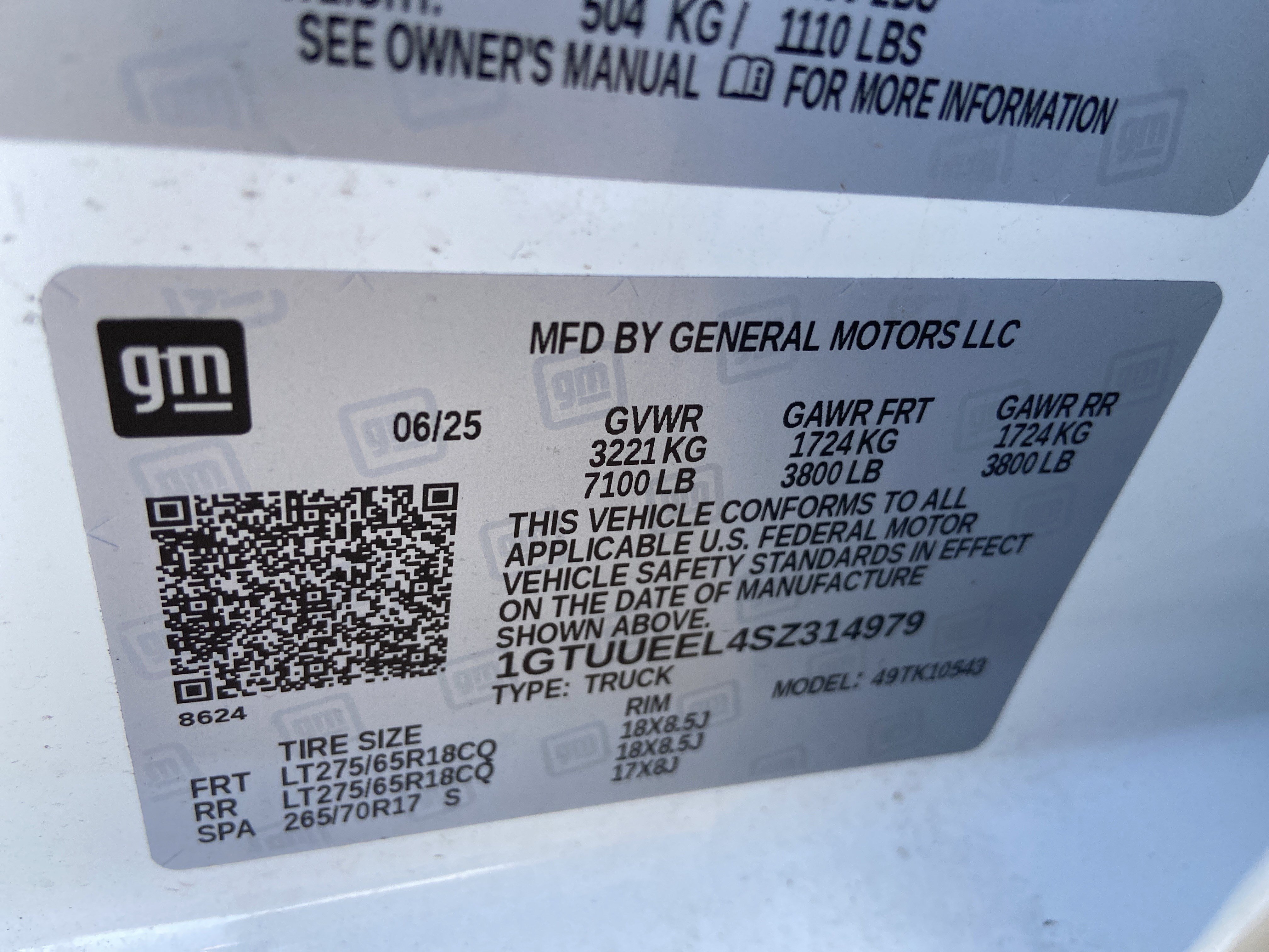 Used 2025 Summit White GMC AT4 image 33