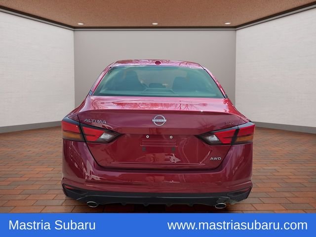 Used 2024 Scarlet Nissan 2.5 SR image 29